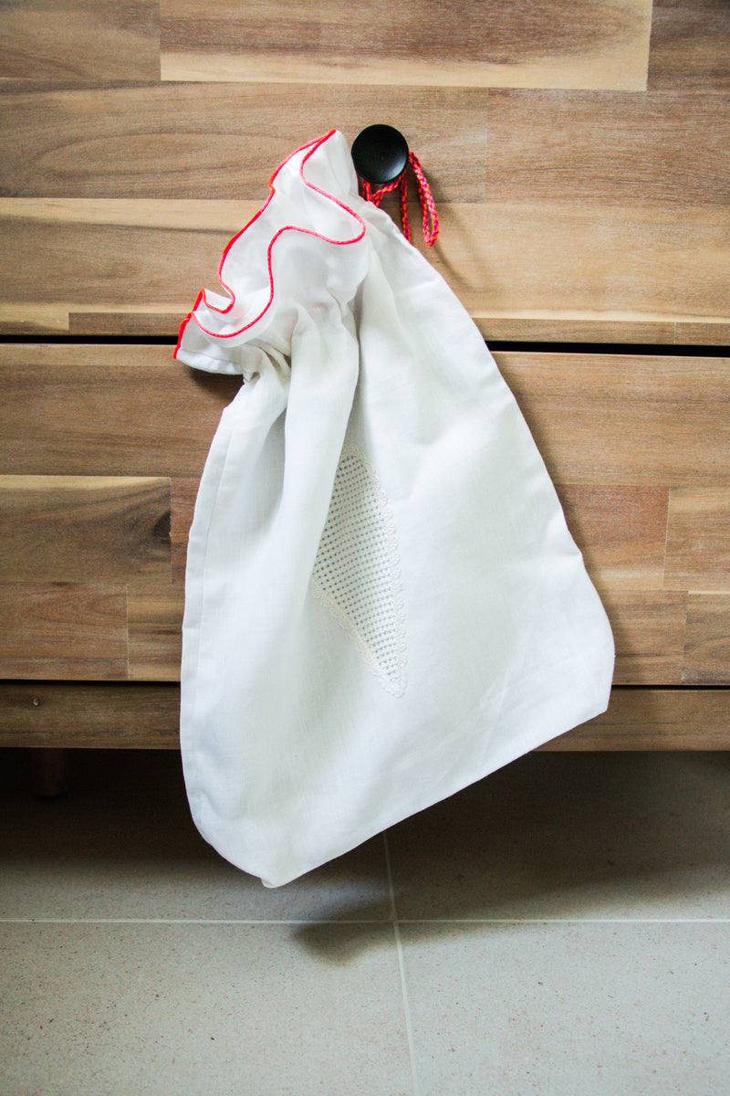Sac de lingerie brodé d'un coeur ajouré
