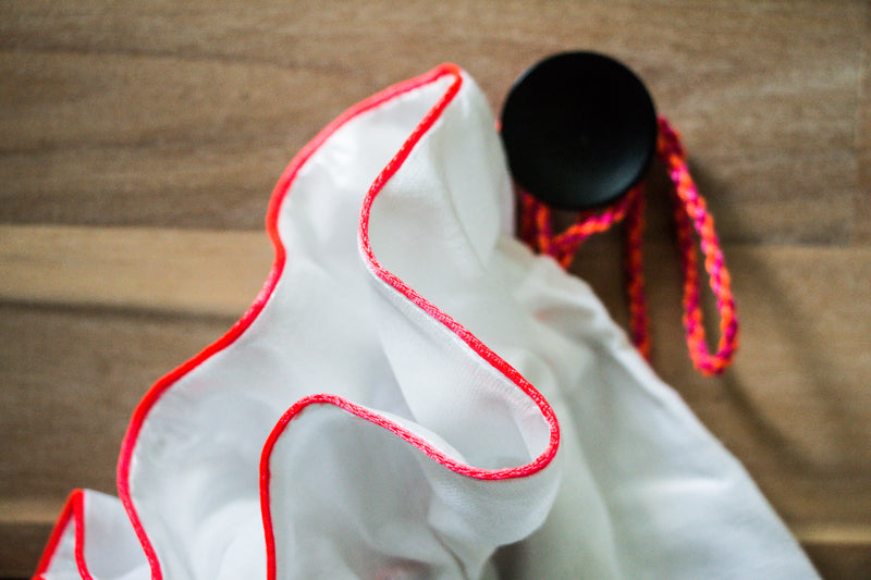 Sac de lingerie brodé d'un coeur ajouré