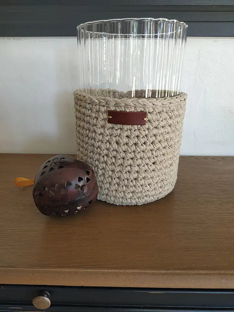 Grand vase et crochet