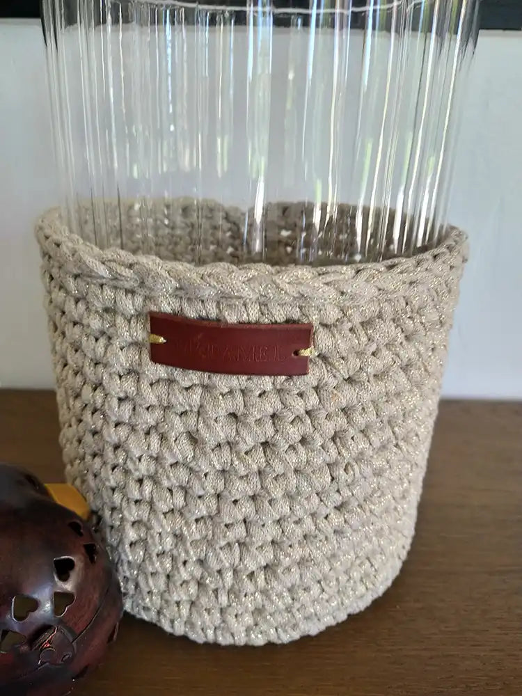 Grand vase et crochet