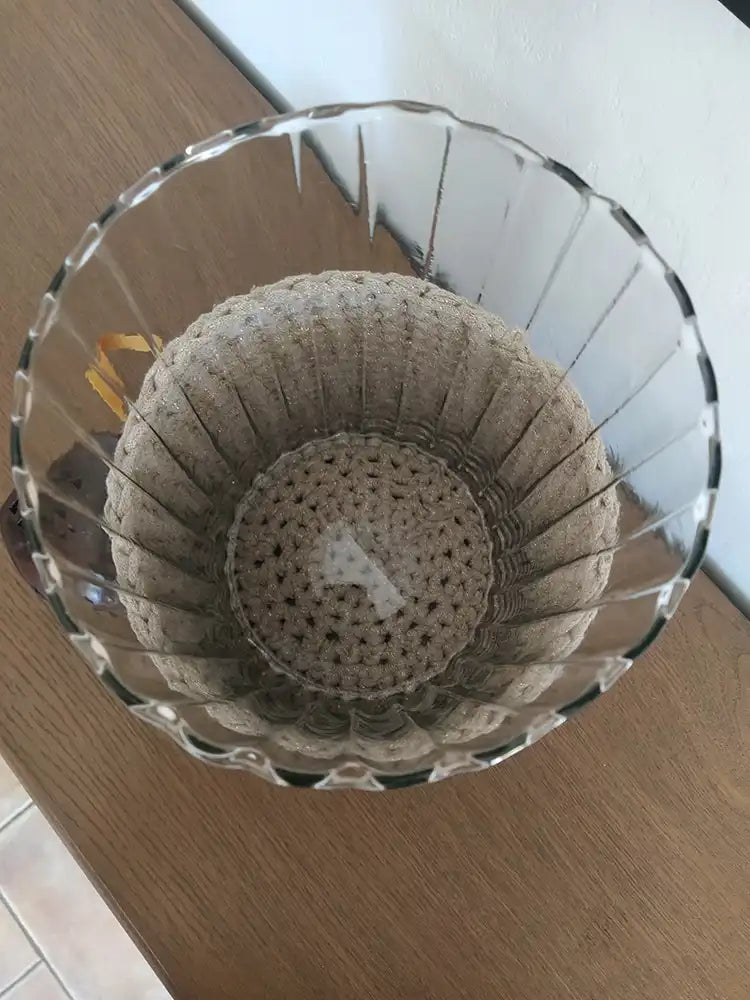 Grand vase et crochet
