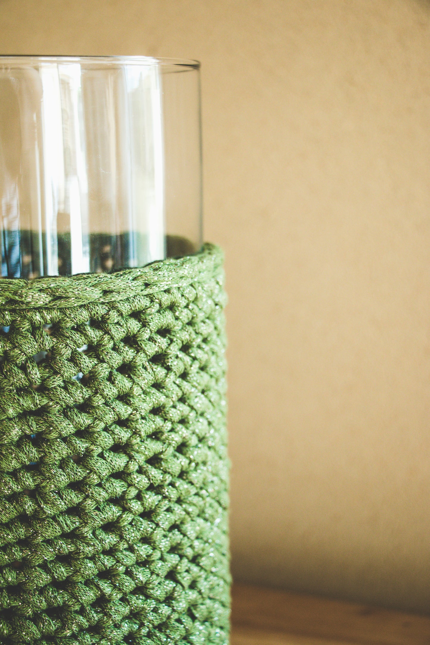 vase habillé au 3/4 de crochet vert lumineux