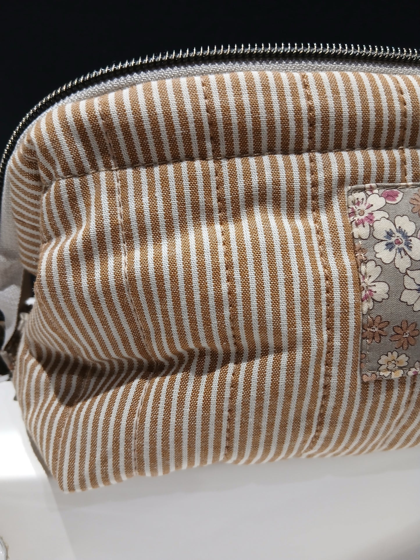 Trousse Matelassée Rayée — Lignes Intemporelles