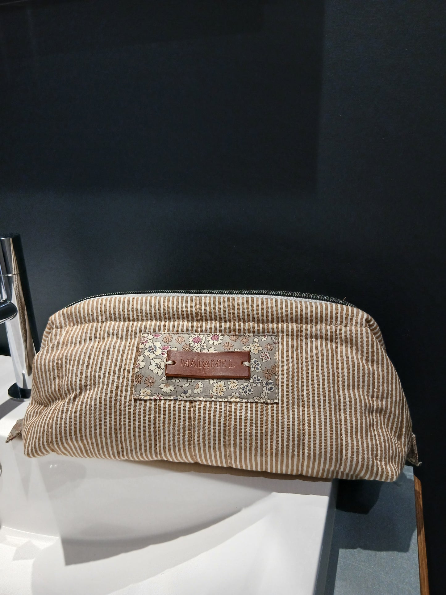 Trousse Matelassée Rayée — Lignes Intemporelles