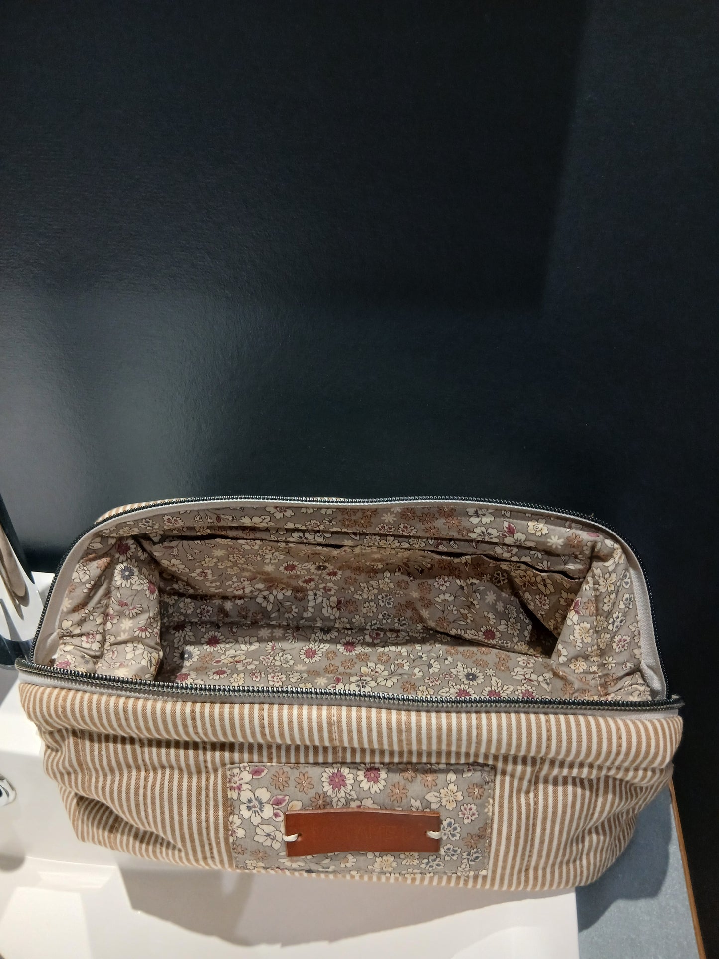 Trousse Matelassée Rayée — Lignes Intemporelles