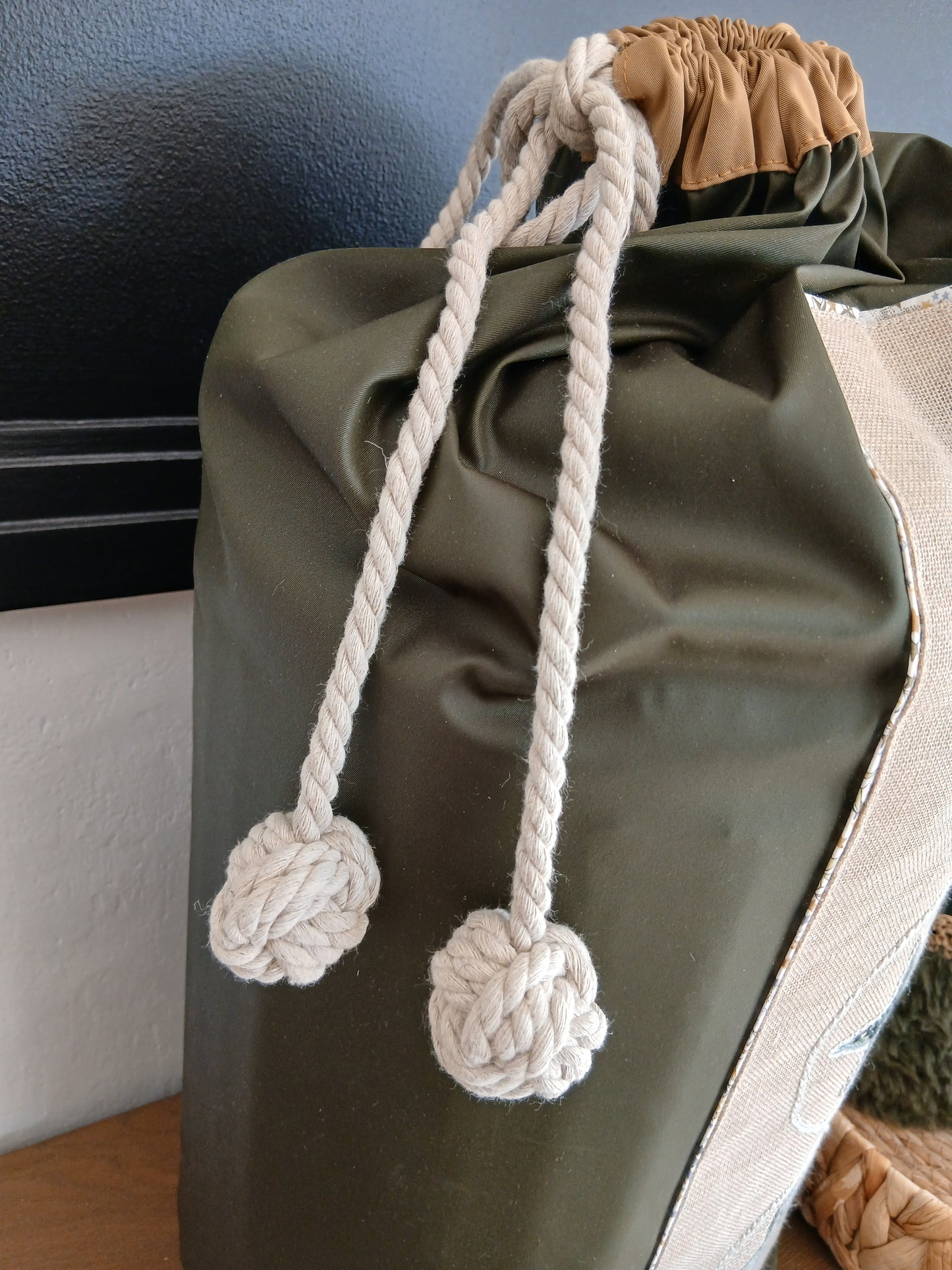 Baluchon Précieux — Broderie Main & Élégance Polyvalente