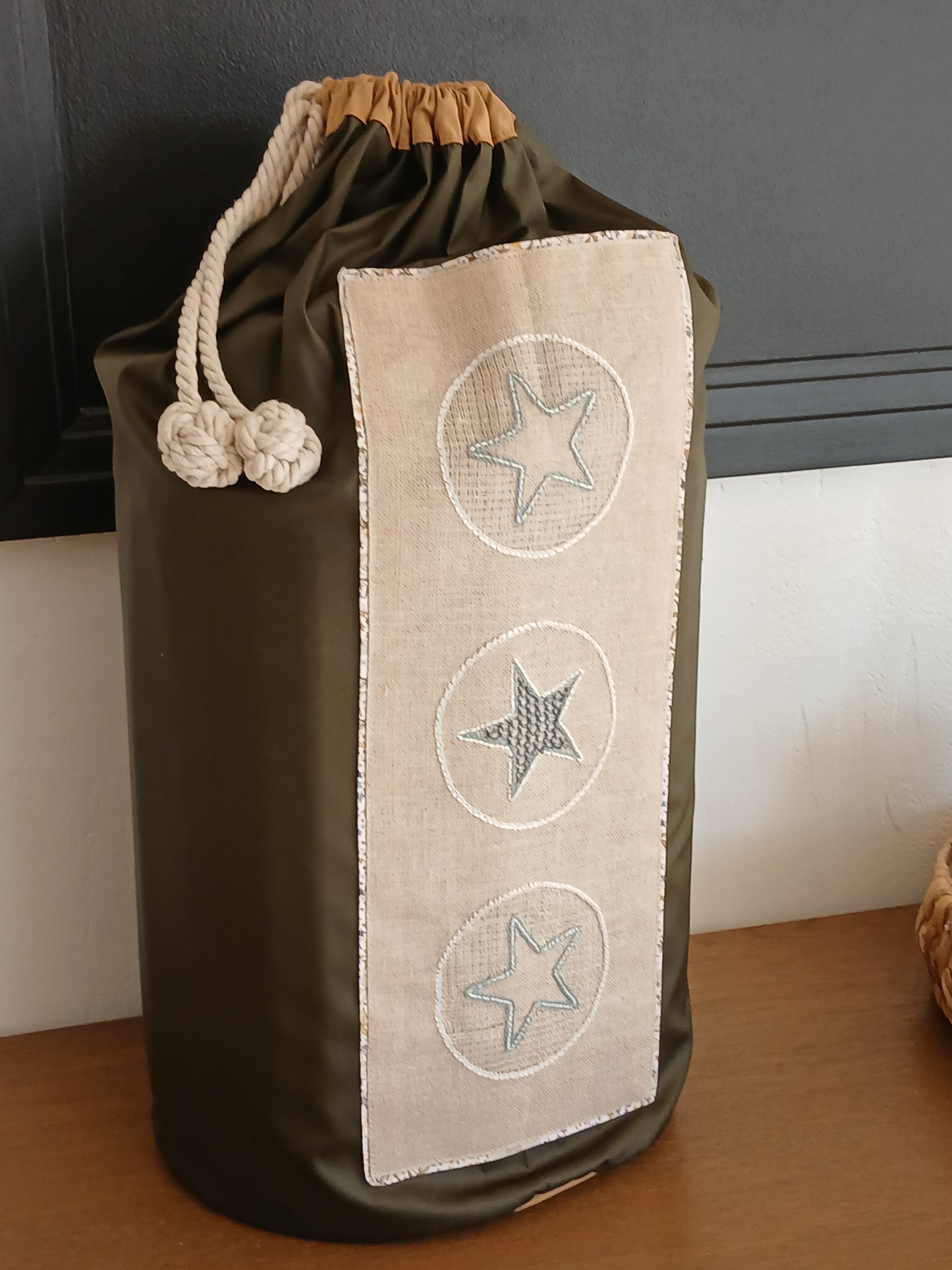 Baluchon Précieux — Broderie Main & Élégance Polyvalente