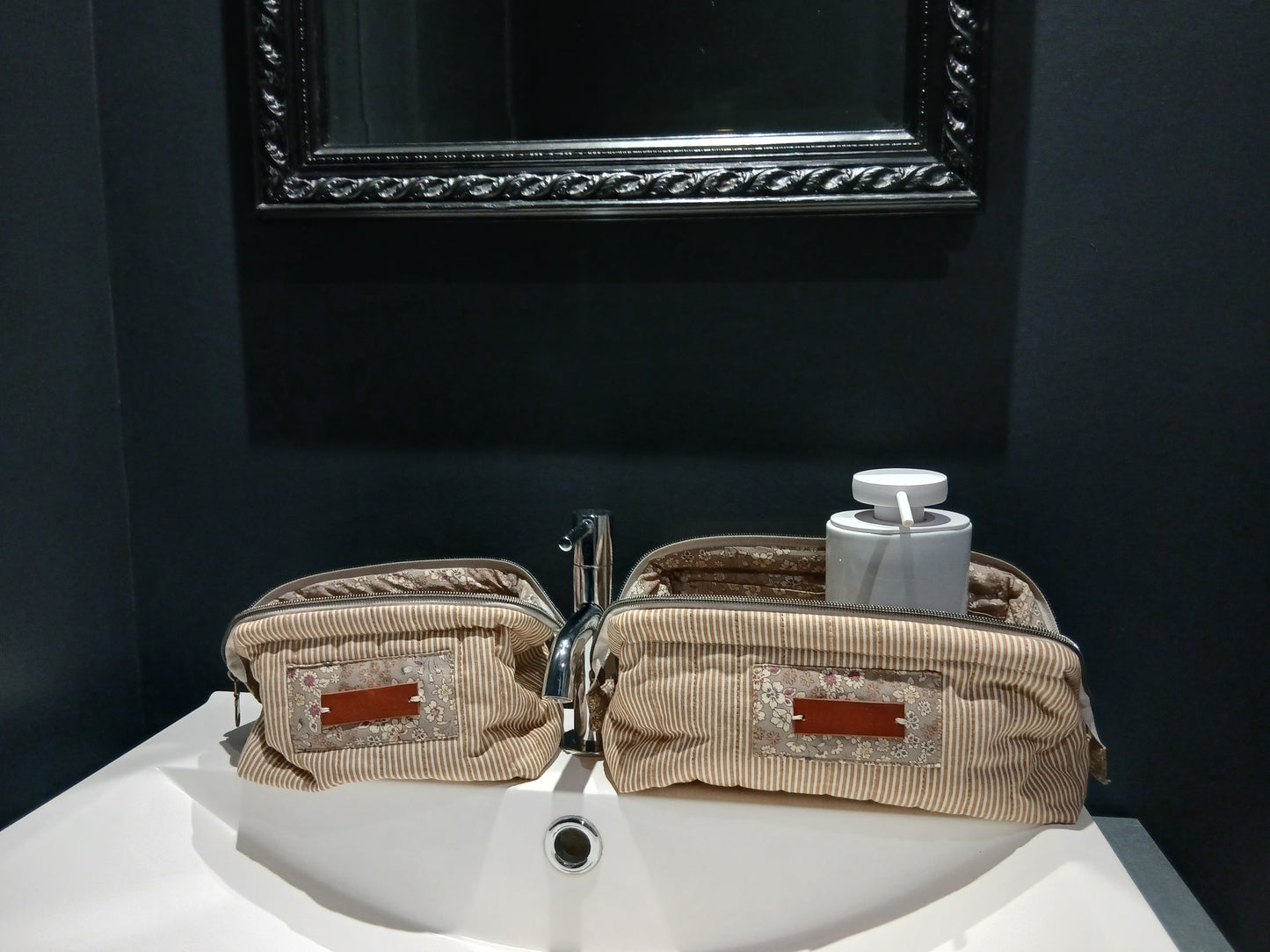 Trousse Matelassée Rayée — Lignes Intemporelles