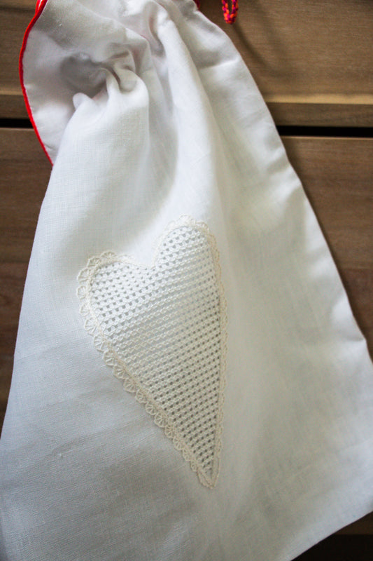 Sac de lingerie brodé d'un coeur ajouré