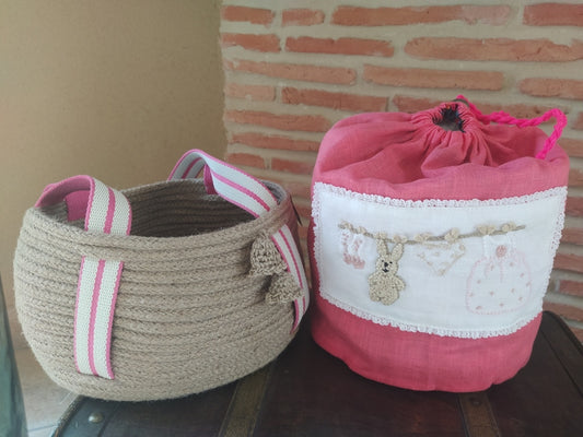 panier en corde et son petit baluchon