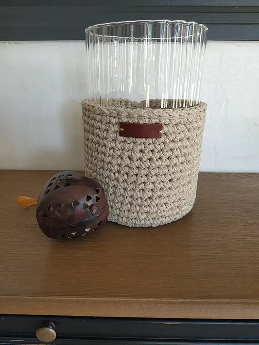 Grand vase et crochet